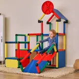 Kleines Kind rutscht auf bunter Spielburg. Tolle quadro aufbau ideen für das Kinderzimmer.