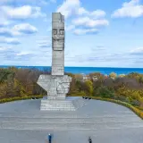 Pomnik Obrońców Wybrzeża na Westerplatte. Monumentalna rzeźba upamiętnia bohaterską historię obrony Polski.