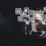 Mano interactuando con iconos de transformación digital: carrito de compras, candado, huella dactilar, nube, gráfico, teléfono, lupa, email, robot, banco.
