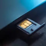 Wysunięta tacka SIM z widocznymi stykami. Brak sieci w telefonie? Może karta SIM wypadła.