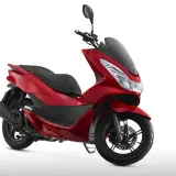 Scooter Honda PCX 125 roja, elegante y moderna, lista para rodar. ¡Qué pena que no arranca!