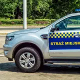 Samochód Straży Miejskiej z napisem "STRAŻ MIEJSKA" na drzwiach. Czy straż miejska może wystawić mandat za złe parkowanie? Tak, może.