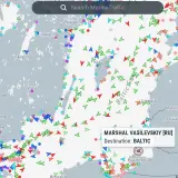 Intensywny ruch statków na Bałtyku, widoczny na mapie MarineTraffic. Wiele jednostek w różnych kolorach i kierunkach.