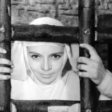 Młoda zakonnica za kratami, scena z jednego z najlepszych starych polskich filmów.