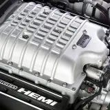Silnik Hellcat z napisem "SUPERCHARGED HEMI" i emblematem rysia.