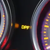Na desce rozdzielczej świeci się żółta kontrolka DPF, sygnalizując problem z filtrem cząstek stałych.