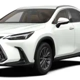 Un blanco Lexus NX 450h listo para tu prueba de manejo. Elegancia y tecnología en un SUV híbrido.