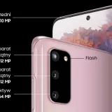 Różowy Samsung S20 z aparatem ultraszerokokątnym 12 MP, szerokokątnym 12 MP i teleobiektywem 64 MP.
