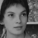 Młoda Ewa Krzyżewska w kadrze z jednego z jej filmów, z charakterystyczną apaszką na głowie.