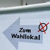 Pfeil zeigt zum Wahl­lokal. Ob zur Land­tags­wahl ab 16 oder 18, jeder kann wählen.