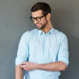 Jak zawinąć rękawy w koszuli, aby wyglądać elegancko i stylowo