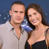 Mateusz Świerczyński z Love Island i jego partnerka uśmiechają się do zdjęcia.