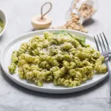Jak podawać pesto ze słoika do makaronu, by zachwycić smakiem