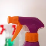 Skuteczne sposoby na to, czym zmyć klej z szafki bez uszkodzeń