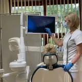 Dentystka pokazuje pacjentowi obraz z kamery wewnątrzustnej. Czy dentysta może wystawić L4? Tak, jeśli stan zdrowia pacjenta tego wymaga.