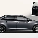 Szary sedan Toyota Corolla, jeden z wielu nowoczesnych modeli Toyoty, z widokiem wnętrza.