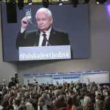 Jarosław Kaczyński na ekranie, tłum z kartkami. Sekrety spotkań w Przysusze, co działo się za zamkniętymi drzwiami kongresu.