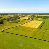 Działka z podziałem na mniejsze parcele, z widokiem na morze. Planowane podniesienie terenu o 50 cm ułatwi budowę.