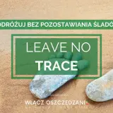 Podróżuj bez pozostawiania śladów, stosując zasady "Leave No Trace". Kamienie ułożone jak stopa na piasku symbolizują troskę o naturę.