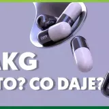 Kapsułki AAKG na łyżce i obok. Dowiedz się, aakg co to jest i jakie daje korzyści.