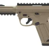 Beżowy pistolet ASG sprężynowy z pomarańczową lufą i szynami montażowymi.