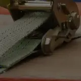 Spanngurt sichert Transportgut auf Ladefläche. Robuste Ratsche hält die Fracht sicher.
