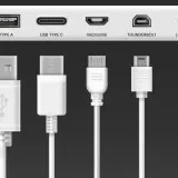 Différents types de connecteurs : USB A, USB C, Micro USB, Thunderbolt, Lightning. Une collection de câbles pour tous vos appareils.