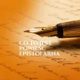 Złote pióro na tle odręcznych listów. Powieść epistolarna powraca w formie maili i czatów, odzwierciedlając współczesne formy komunikacji.