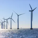 Rząd potężnych turbin wiatrowych tworzy imponującą farmę wiatrową na Bałtyku, czerpiąc energię z morskich wiatrów.