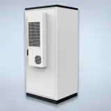 Biały magazyn energii 50 kWh, z czarnymi elementami, z panelem wentylacyjnym z kratką. Sprawdź magazyn energii 50 kwh cena.