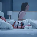 Paralisi del sonno: una donna legata nel letto, con un'ombra di sé che urla. Cosa vedi?