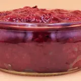 Gotowy mus truskawkowy z mrożonych truskawek w szklanym słoiczku. Idealny do deserów, jak zrobić mus truskawkowy z mrożonych truskawek.