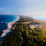 Piękna plaża i las nad morzem. Warto zobaczyć w Mielnie to miejsce, gdzie Bałtyk spotyka się z jeziorem Jamno.