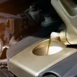 Wlewanie oleju do silnika Toyoty Yaris 1.0. Jaki olej silnikowy wybrać?