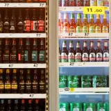 Lodówka z piwami i puszkami piwa w Biedronce.
