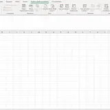 Arkusz kalkulacyjny **Excel** z otwartą tabelą przestawną i panelem "Pola tabeli przestawnej" do tworzenia raportów.