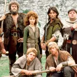 Robin z Sherwood obsada: grupa mężczyzn i jedna kobieta w strojach z epoki, gotowi do walki.