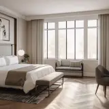Camera da letto elegante con letto king-size, opere d'arte astratte e un'ampia finestra. Il **gds significato** qui è il comfort e il lusso.