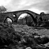 Puente medieval de piedra en Cangas de Onís, ideal para descubrir qué hacer en la zona. Naturaleza y historia se unen.