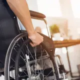 Ile kosztuje wypożyczenie wózka inwalidzkiego? Sprawdź ceny i opcje