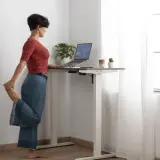 Jak urządzić ergonomiczne miejsce do pracy w domu z biurkiem elektrycznym?