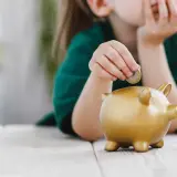 Polska rodzina i pieniądze: Jak rozmawiać z dzieckiem o finansach, nie strasząc go i nie gloryfikując bogactwa
