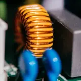 Cewka indukcyjna z rdzeniem powietrznym – zastosowanie, zalety, budowa i znaczenie w elektronice wysokiej częstotliwości