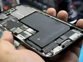 Wyczyść gniazdo iPhone'a: uniknij serwisu, ładuj bez problemu!