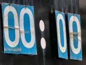 Tablica wyników z cyframi "00:00" na niebieskim tle.