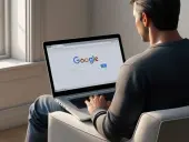 Mężczyzna korzysta z laptopa z otwartą wyszukiwarką Google.