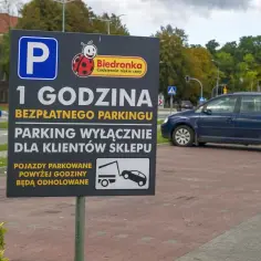 Tablica informuje o 1 godzinie bezpłatnego parkingu dla klientów Biedronki. Pojazdy parkowane powyżej godziny będą odholowane.