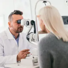Kto bada wzrok? Poznaj specjalistów i ich rolę w diagnostyce oczu