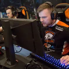 Jaki monitor do CS:GO? Oto najlepsze modele, które poprawią Twoją grę