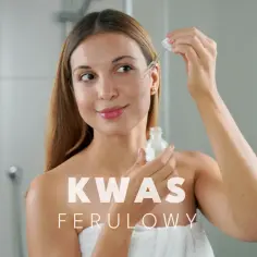 Kobieta aplikuje serum z kwasem ferulowym na twarz. Skóra promienieje zdrowiem.